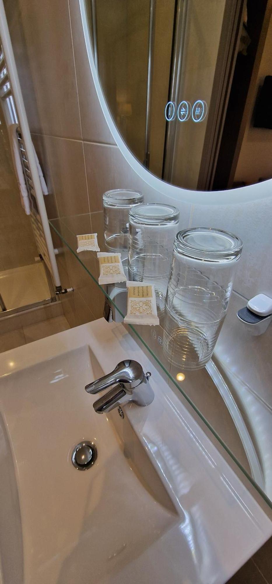 Hotel Le Bellevue Guer Екстериор снимка