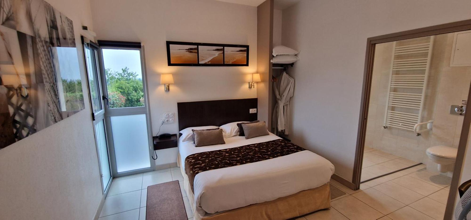 Hotel Le Bellevue Guer Екстериор снимка