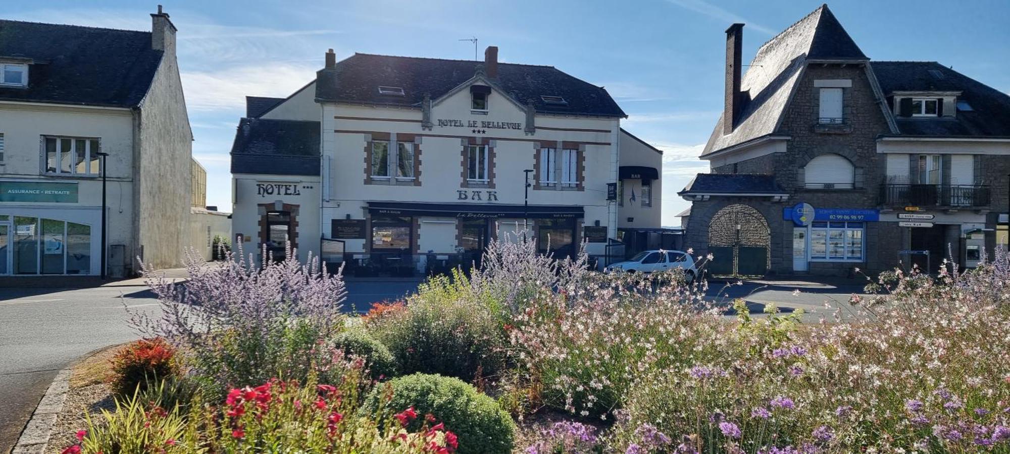 Hotel Le Bellevue Guer Екстериор снимка