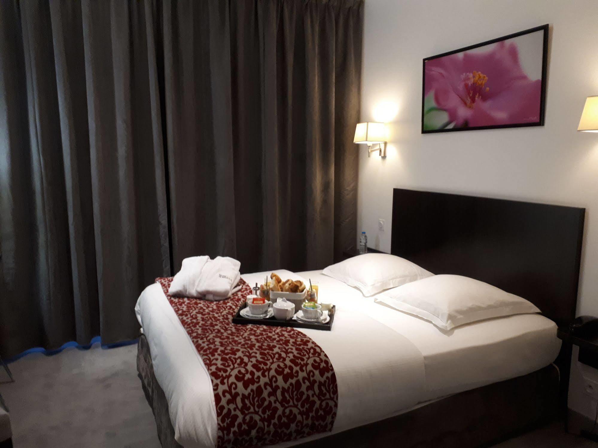 Hotel Le Bellevue Guer Екстериор снимка