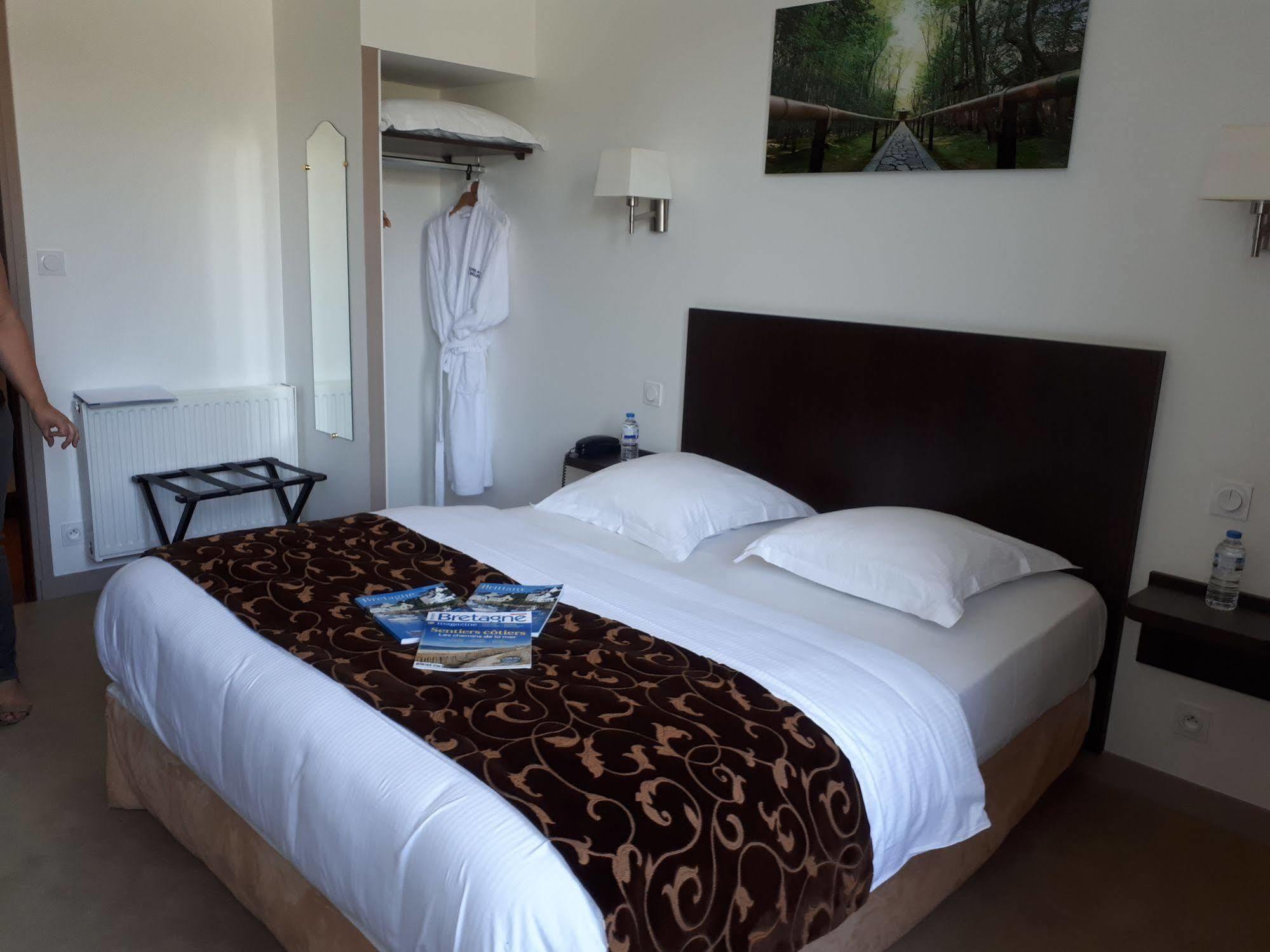 Hotel Le Bellevue Guer Екстериор снимка