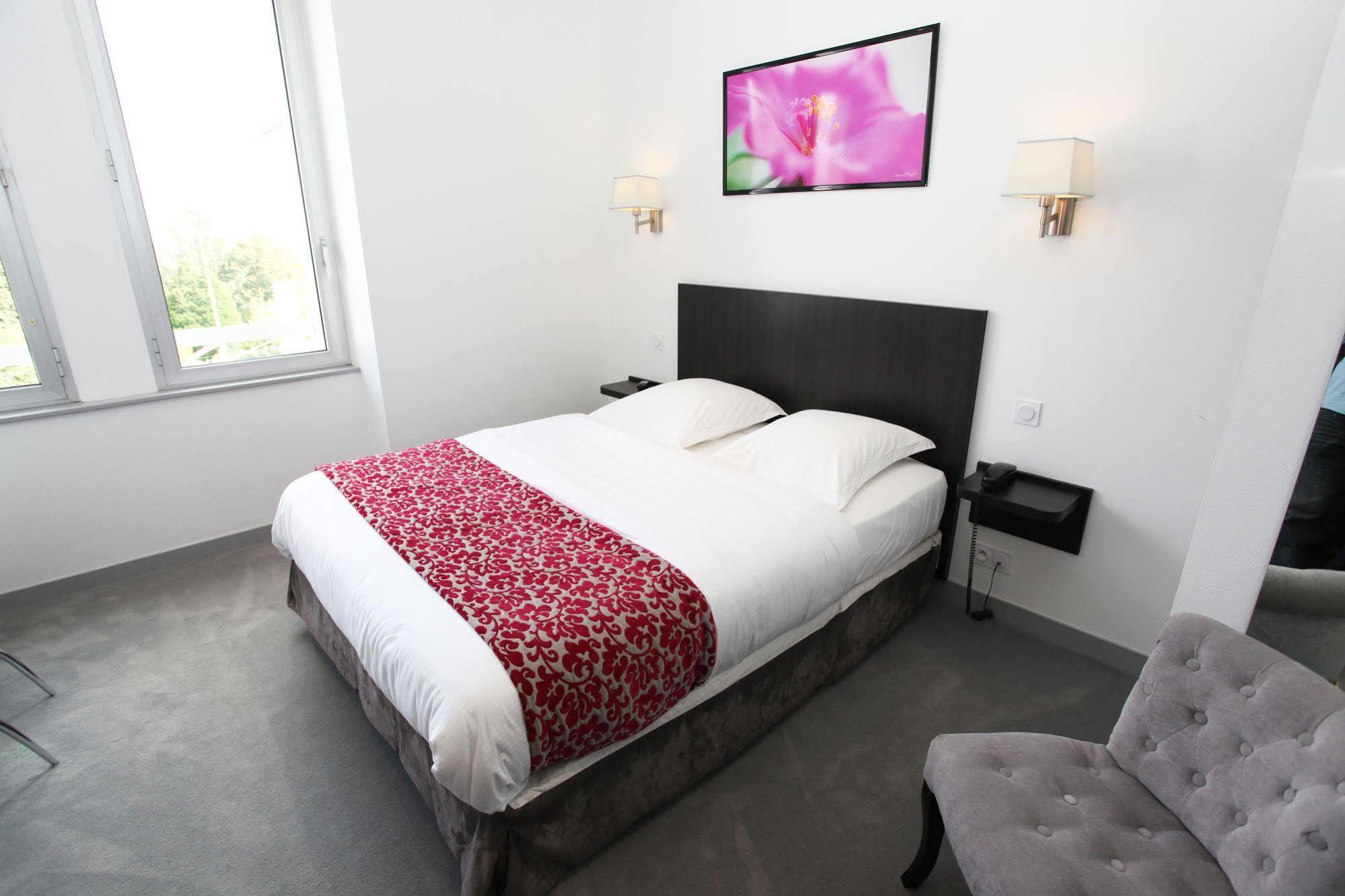 Hotel Le Bellevue Guer Екстериор снимка