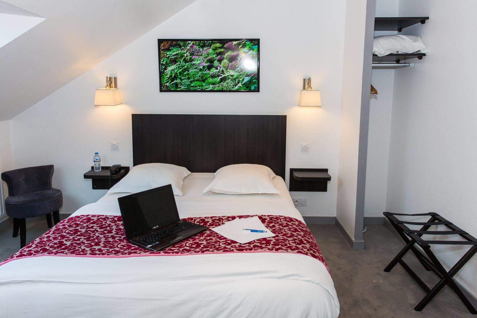 Hotel Le Bellevue Guer Екстериор снимка