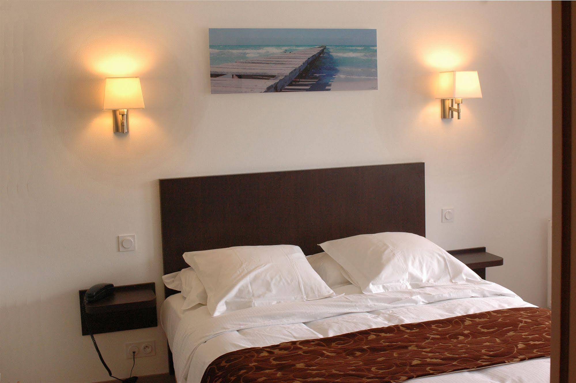 Hotel Le Bellevue Guer Екстериор снимка